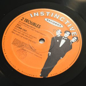 2 Troubles – Come Out...